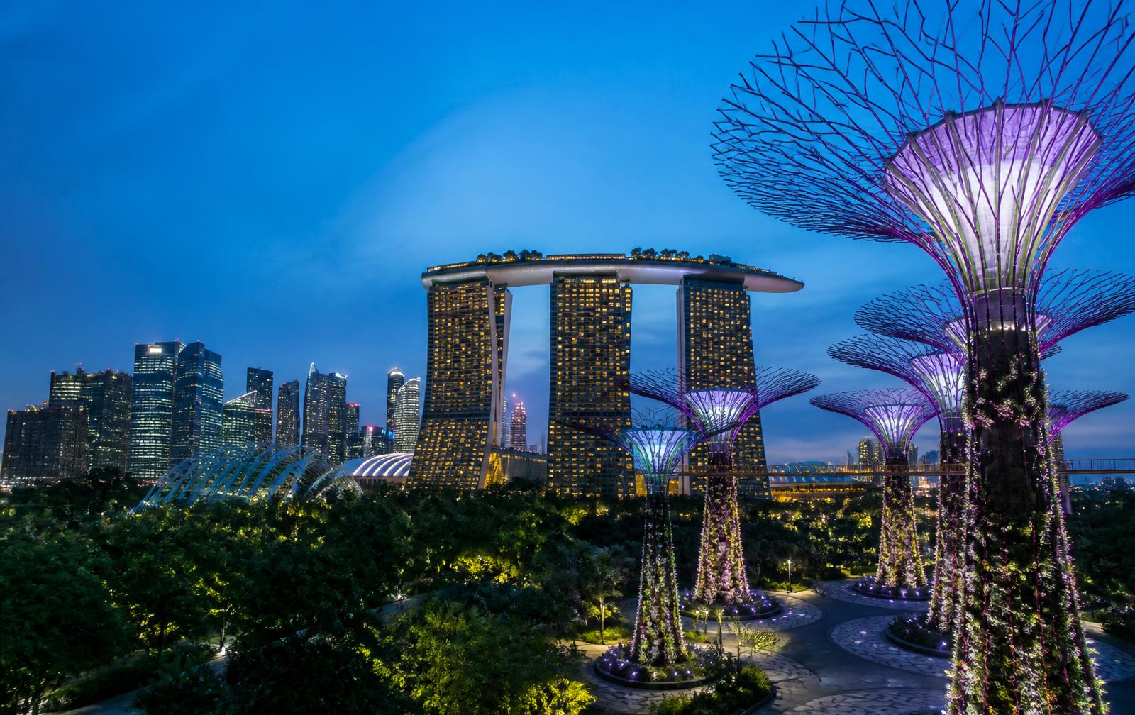 Marina Bay Sands and the Singapore skyline at dusk.
